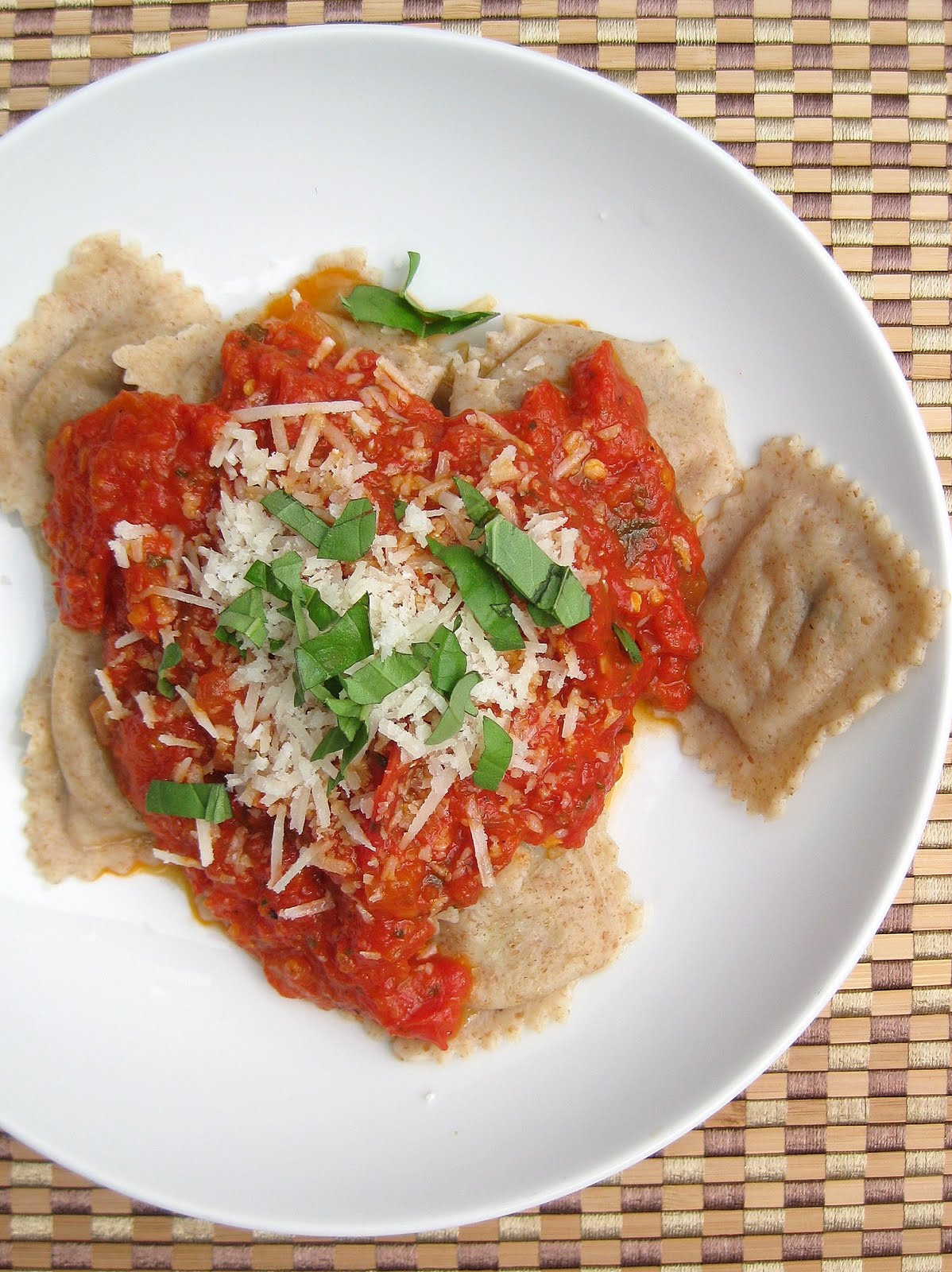 fresh-tomato-basil-pasta-sauce-a-hint-of-honey